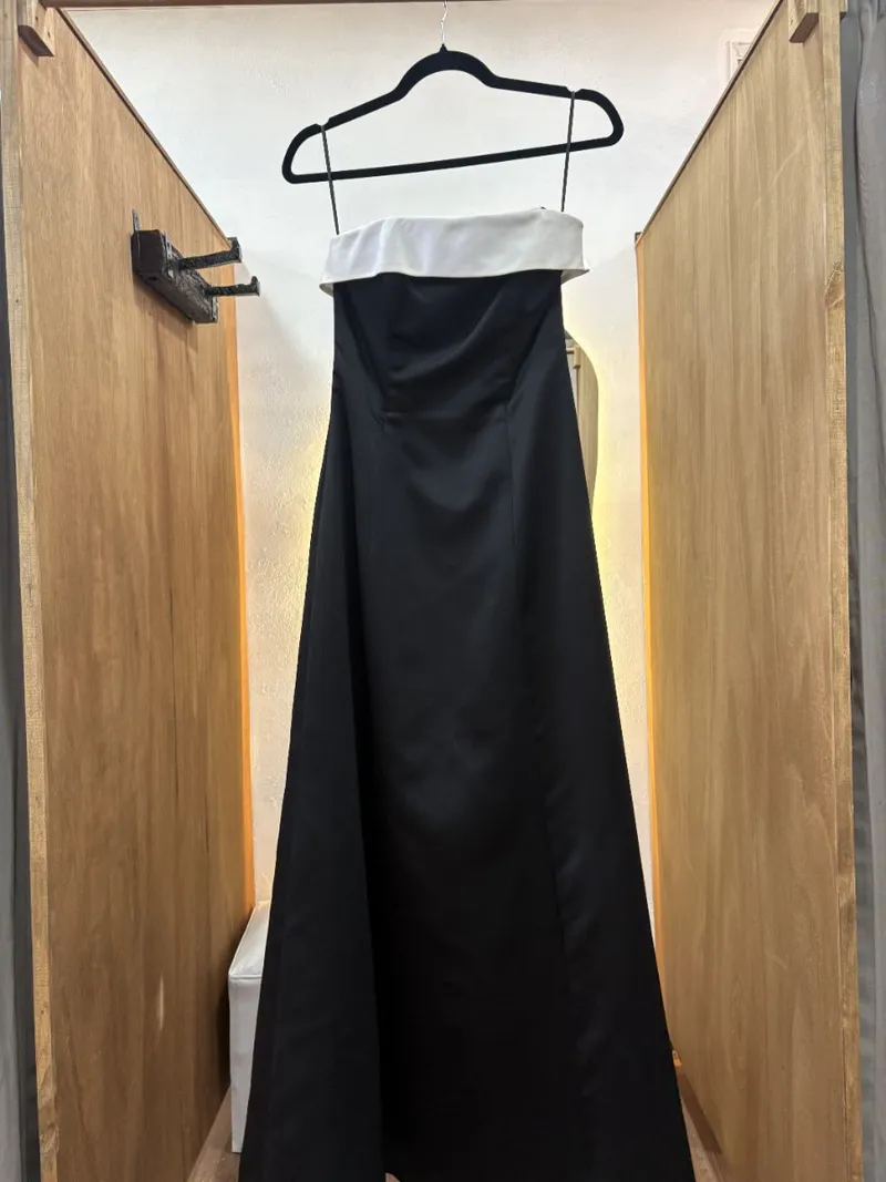 Vestido largo negro con detalle blanco en la parte superior