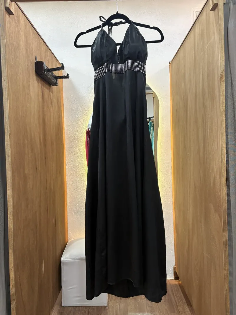 Vestido largo negro con cinturón en lentejuelas plateadas