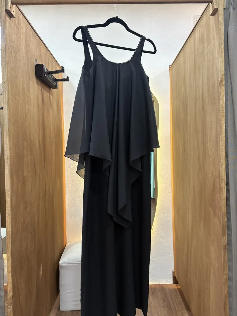 Vestido negro largo con sobre capa
