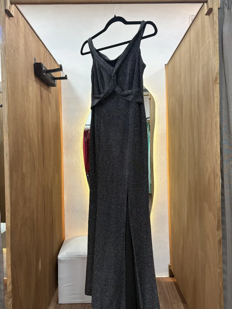Vestido largo gris con brillos