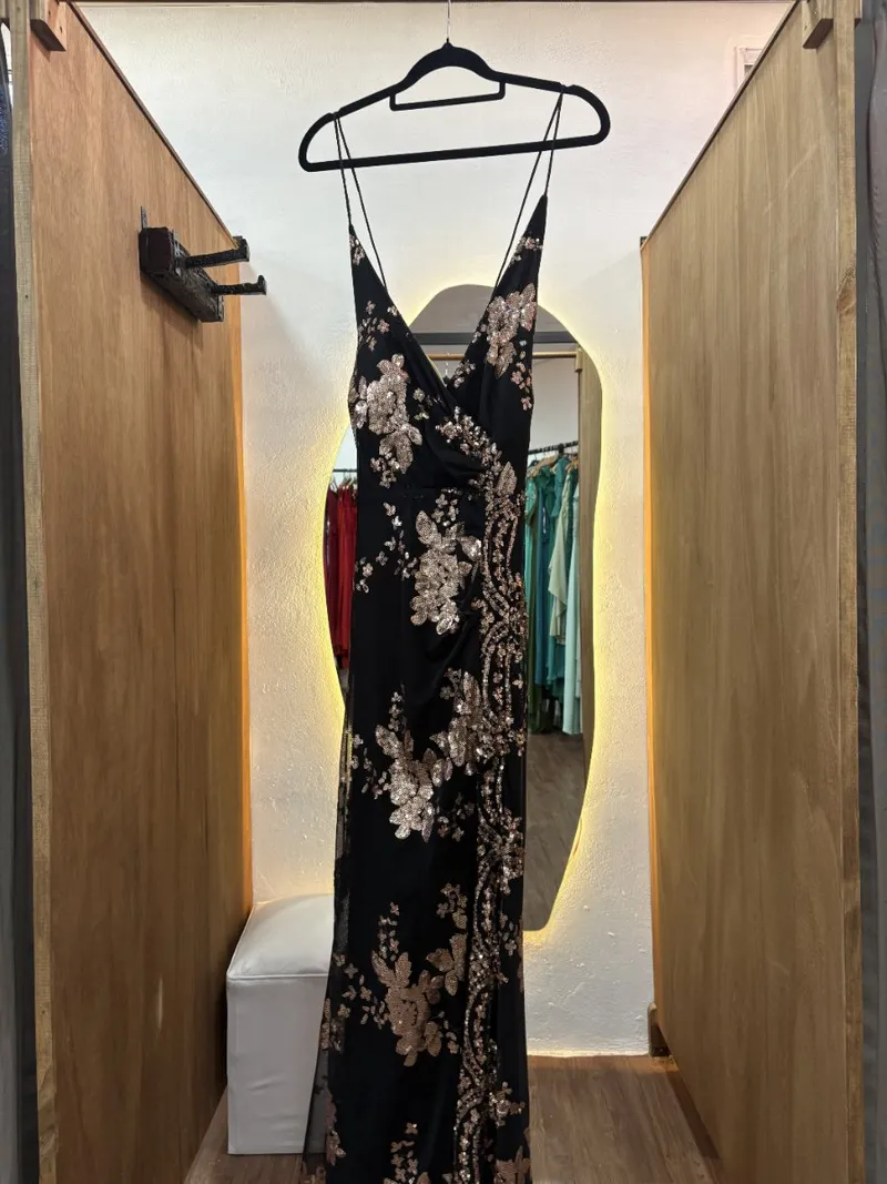 Vestido largo negro con lentejuelas doradas