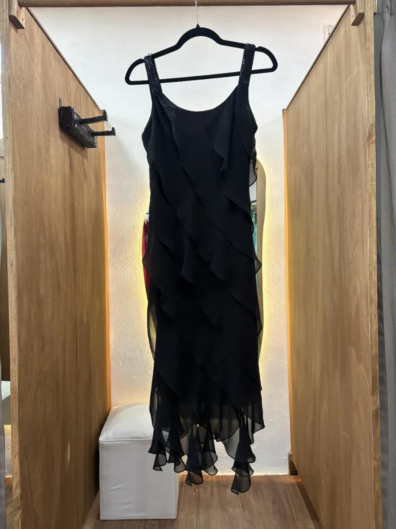 Vestido largo negro con volados