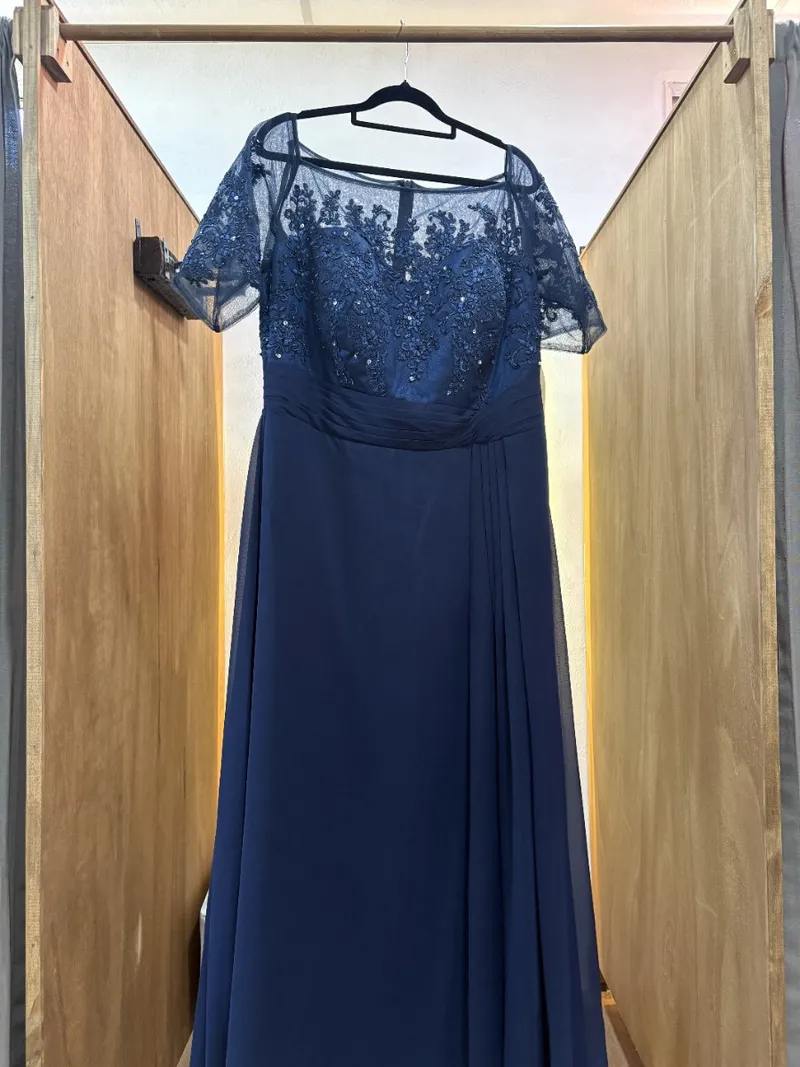Vestido largo azul oscuro bordado pecho