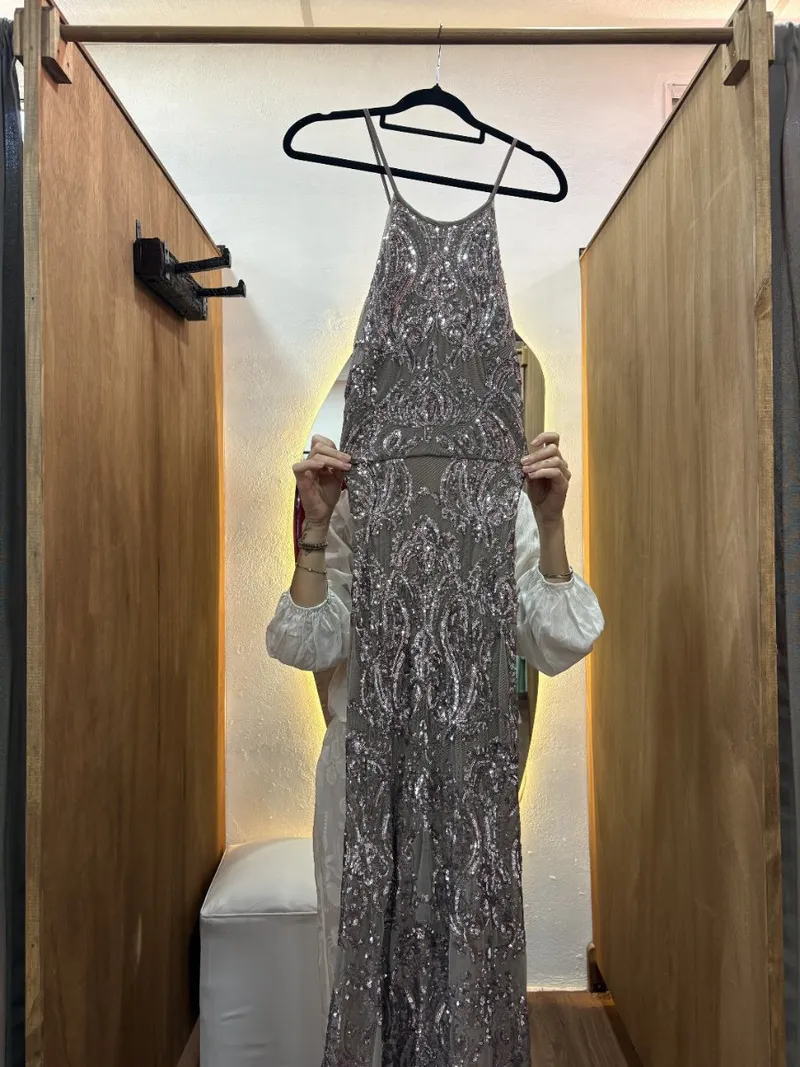 Vestido largo gris con lentejuelas en violeta