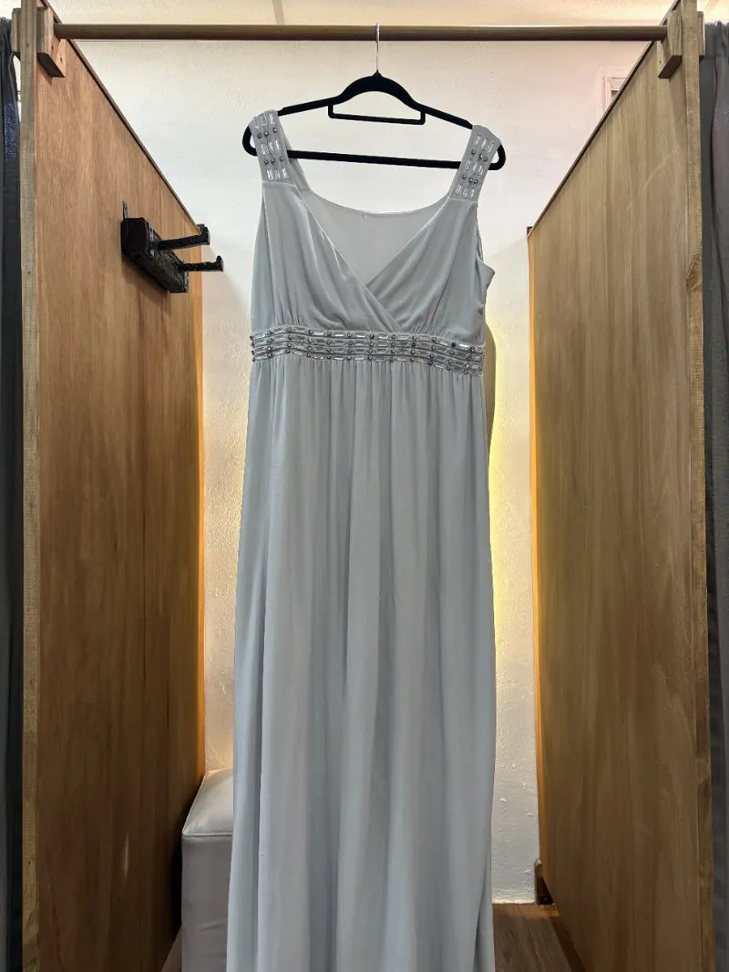 Vestido largo gris con detalle en el cinto