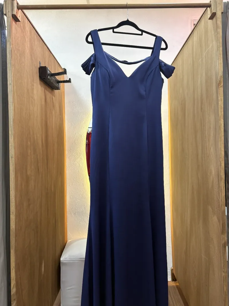 Vestido azul largo con tiras en los brazos