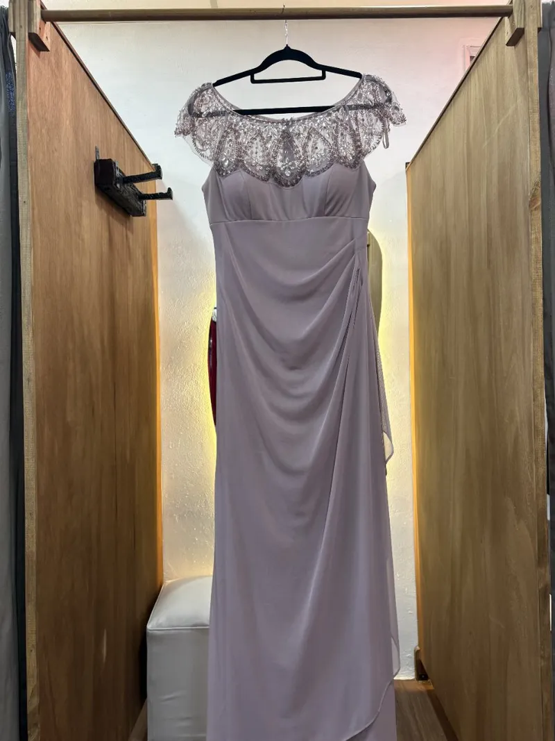 Vestido lila perlas y lentejuelas en pecho y hombros