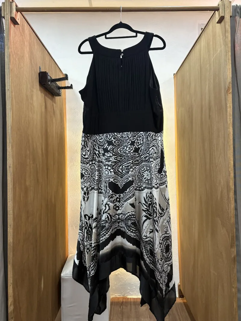Vestido negro con falda estampada blanca y negra