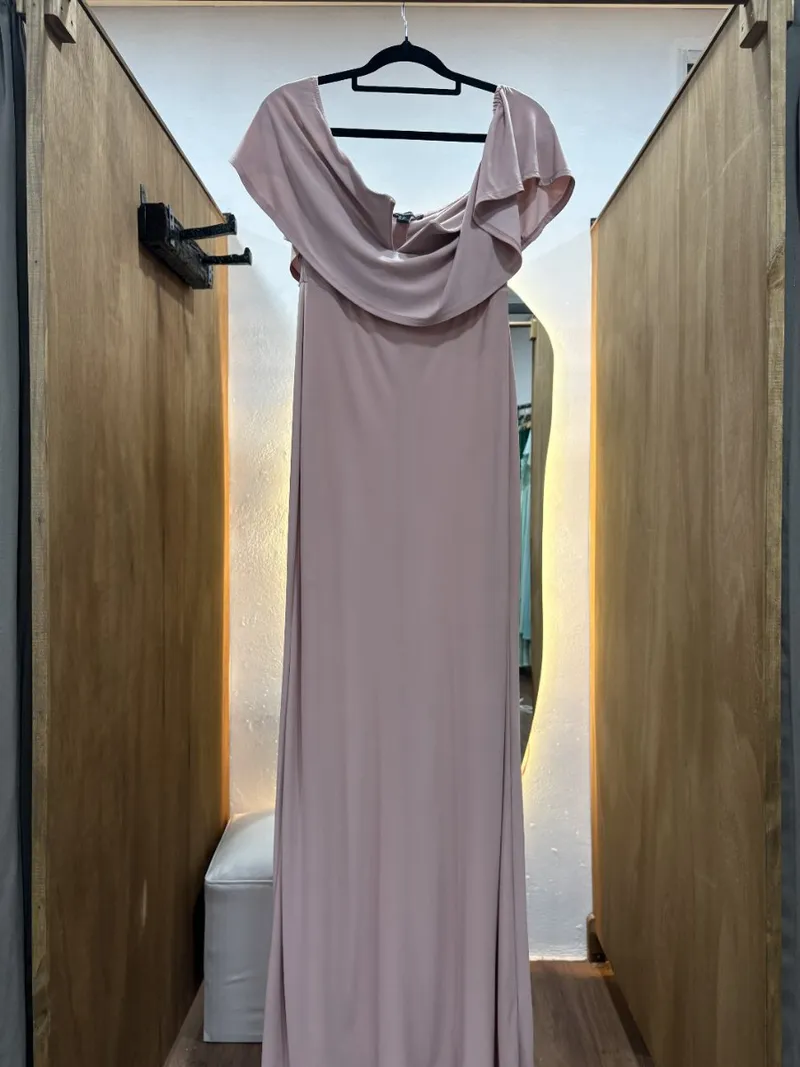 Vestido rosa viejo con volados en los hombros