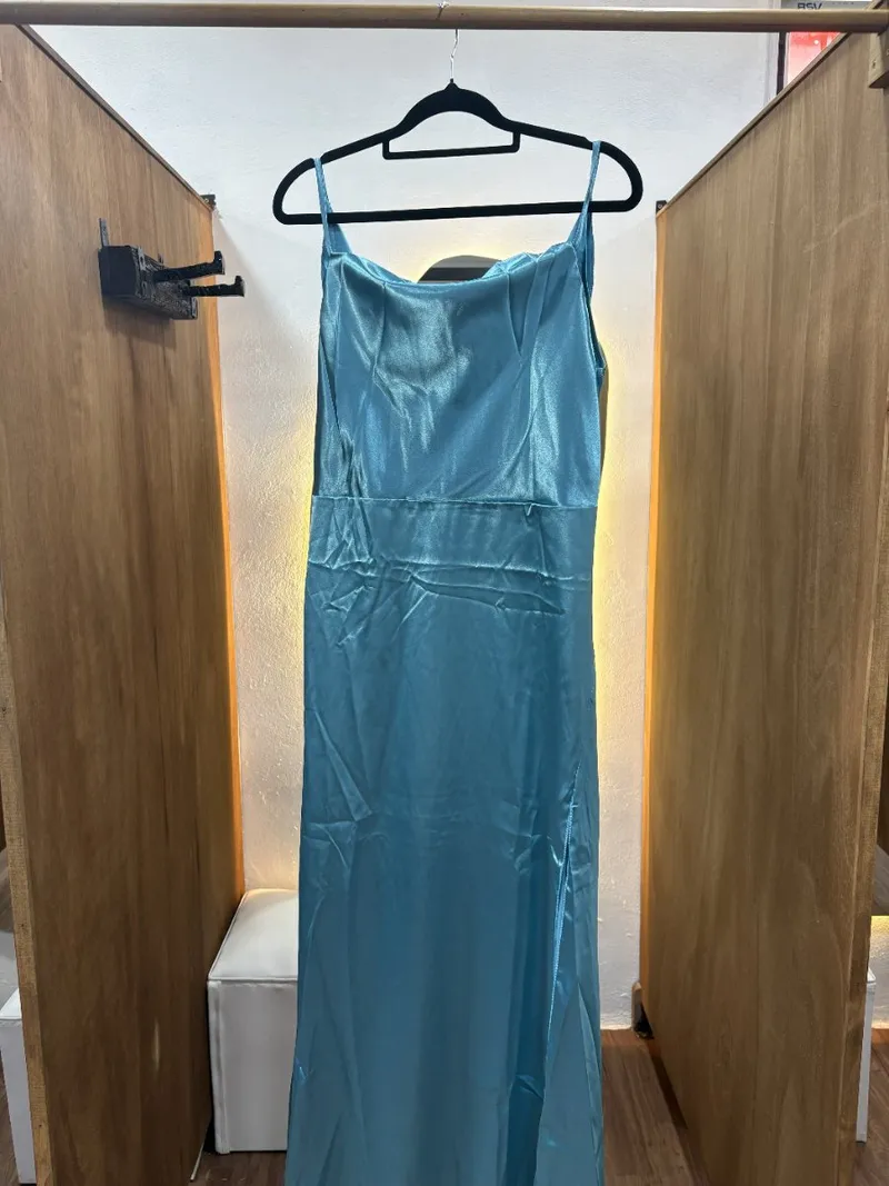 Vestido celeste con espalda abierta