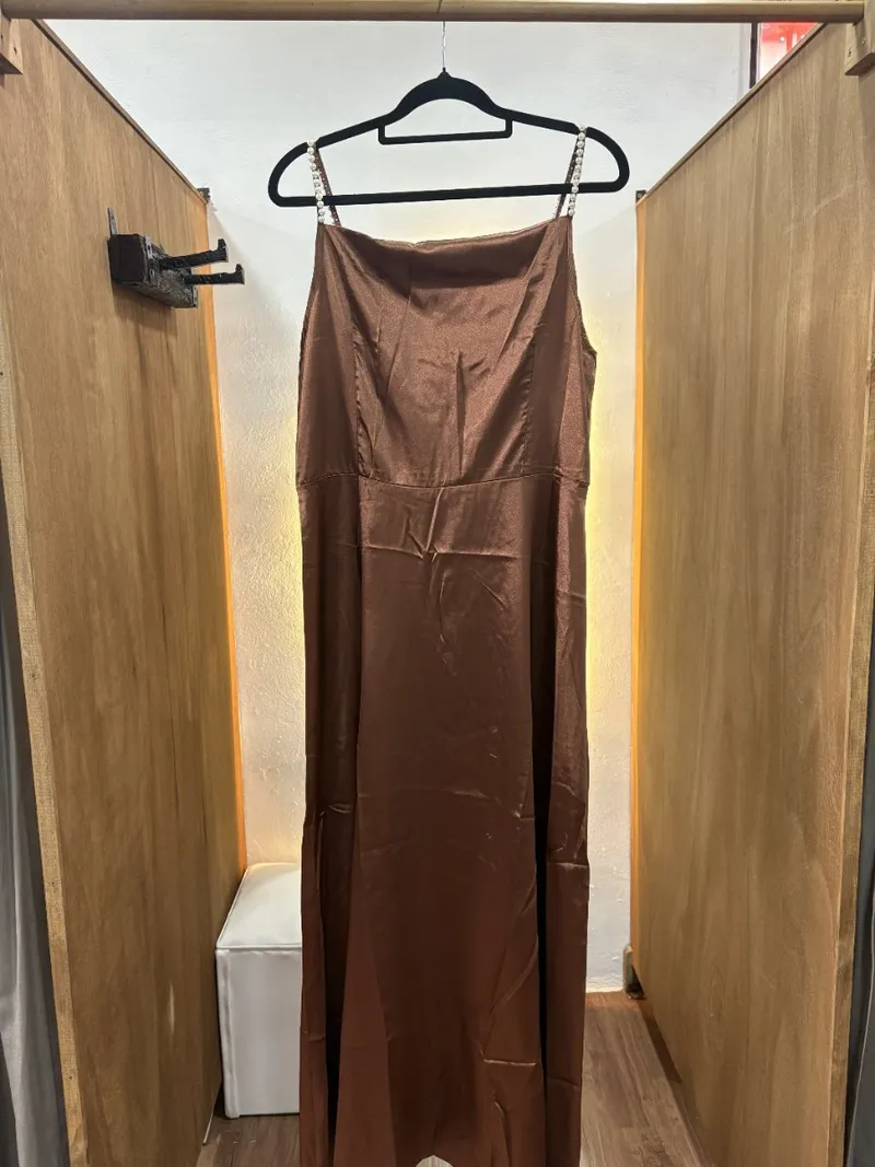 Vestido marrón con tirantes de perlas