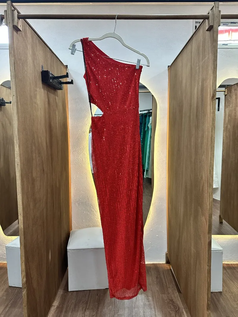 Vestido largo rojo con brillos y abertura en la cintura