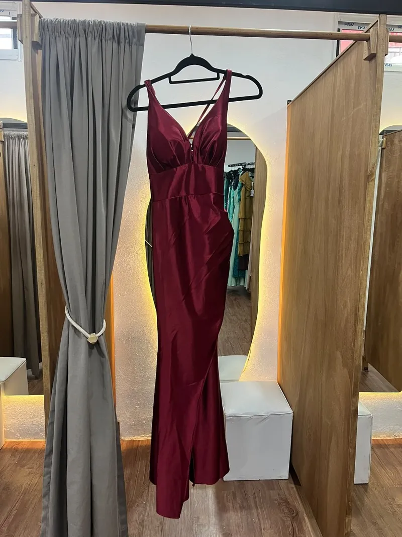 Vestido rojo bordo con tajo