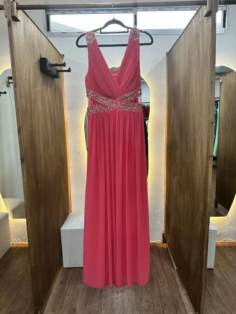 Vestido largo rosado con piedras planteadas