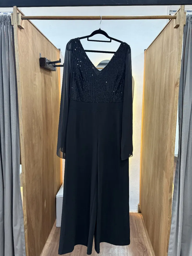 Mono negro con mangas de tull