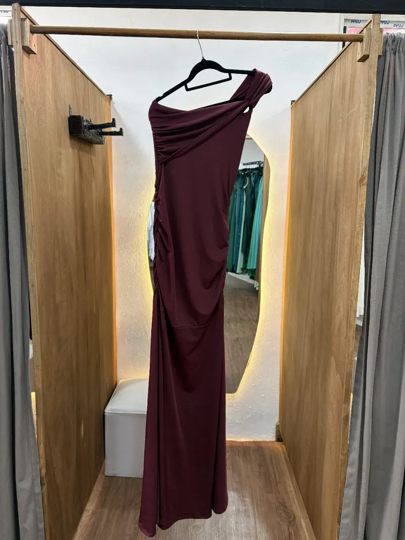 Vestido largo bordó con una manga