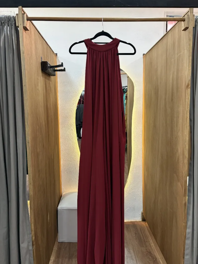 Mono largo rojo desde el cuello