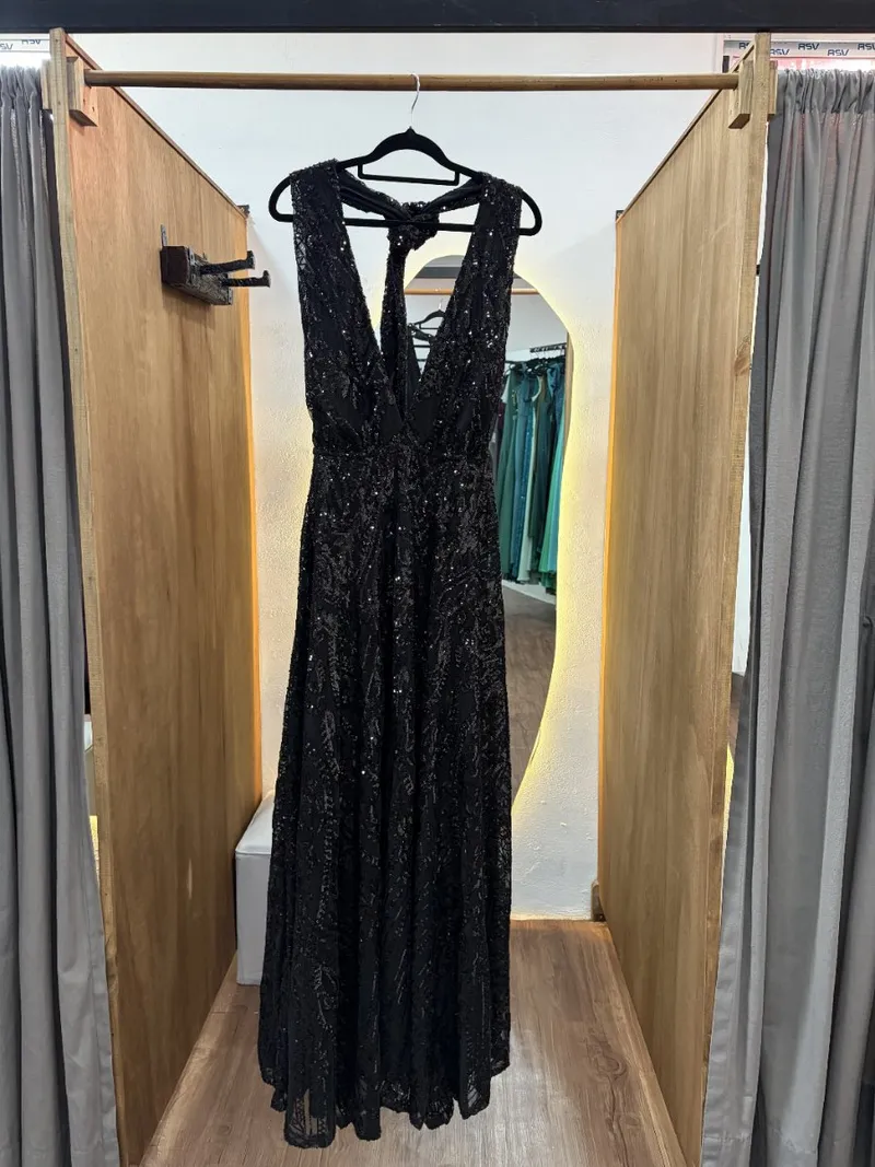 Vestido largo negro con lentejuelas y lazo