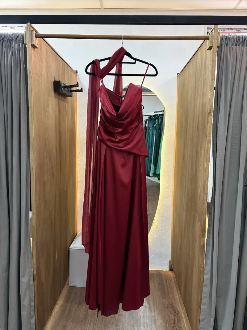 Vestido largo rojo con lazo