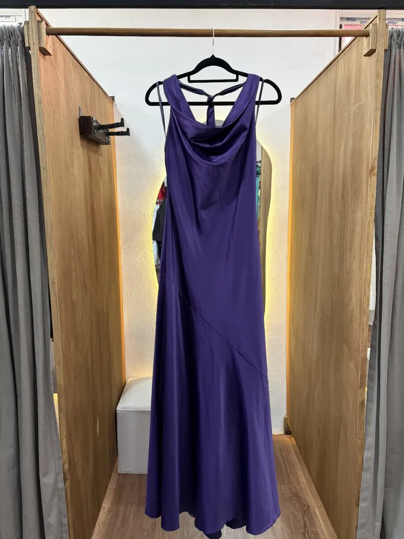 Vestido largo violeta con lazo