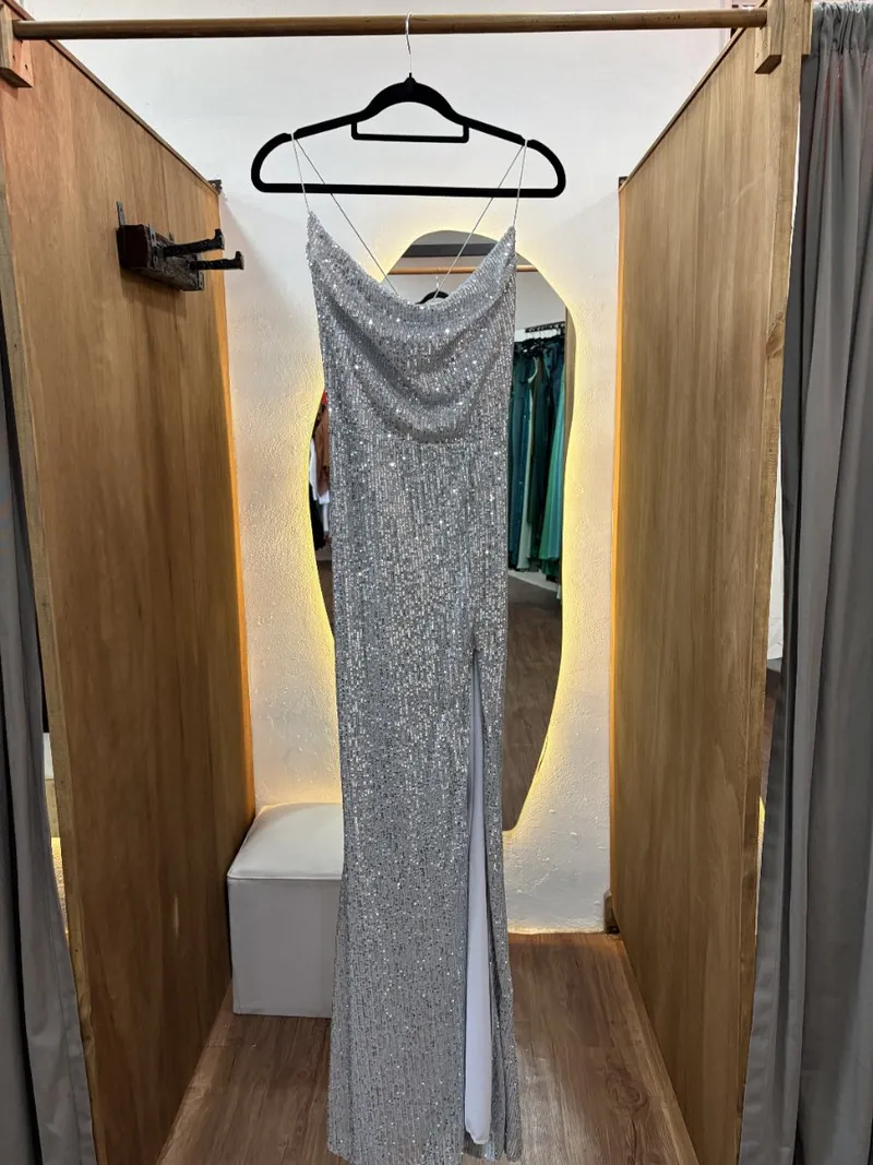 Vestido largo gris con brillos