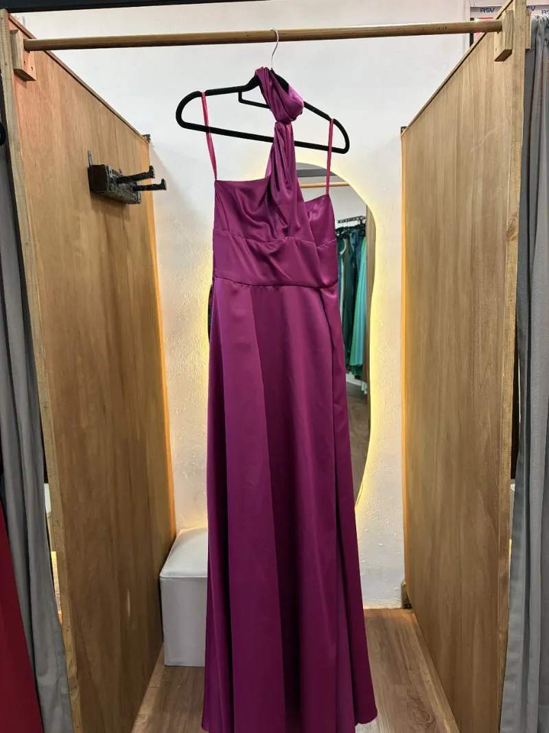 Vestido largo fucsia con detalle en el cuello