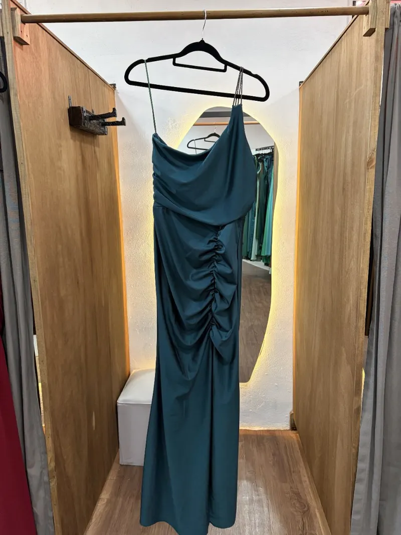 Vestido largo verde oscuro con detalle en la tira y solo un hombro