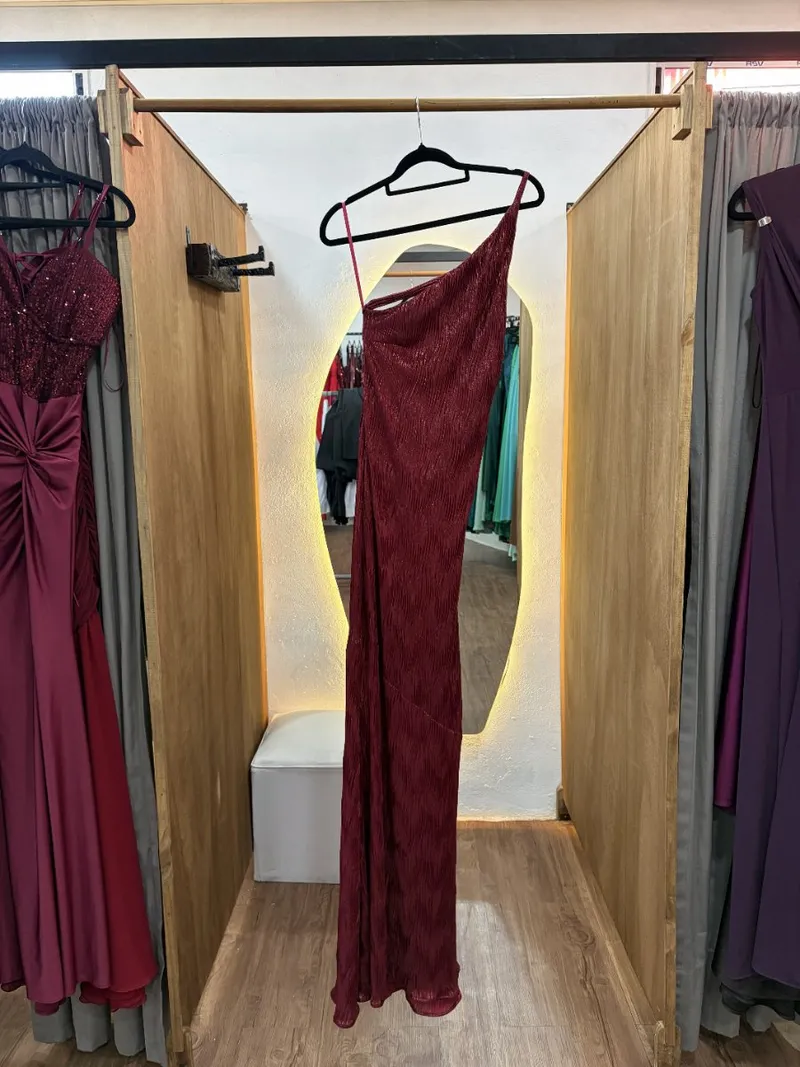 Vestido largo brilloso con un sólo hombro