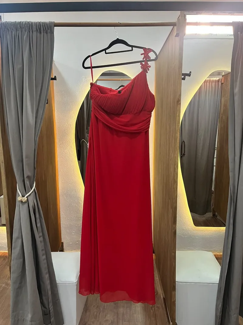 Vestido largo rojo con detalle de flores