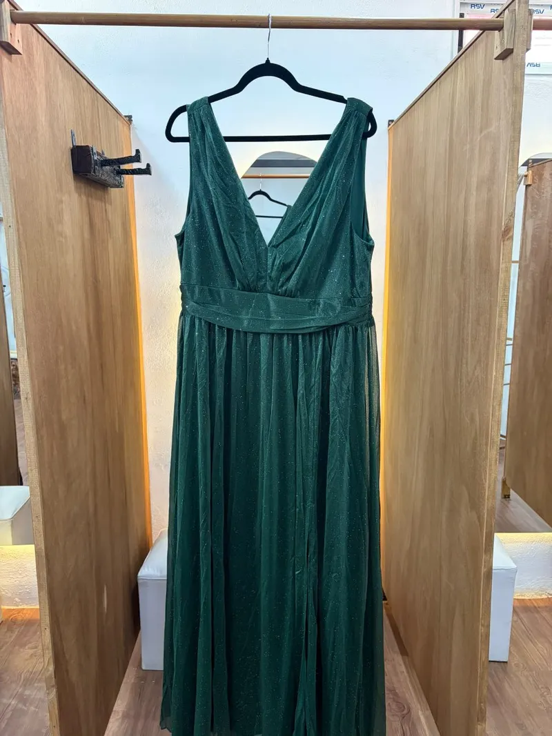 Vestido verde escote en v con brillitos
