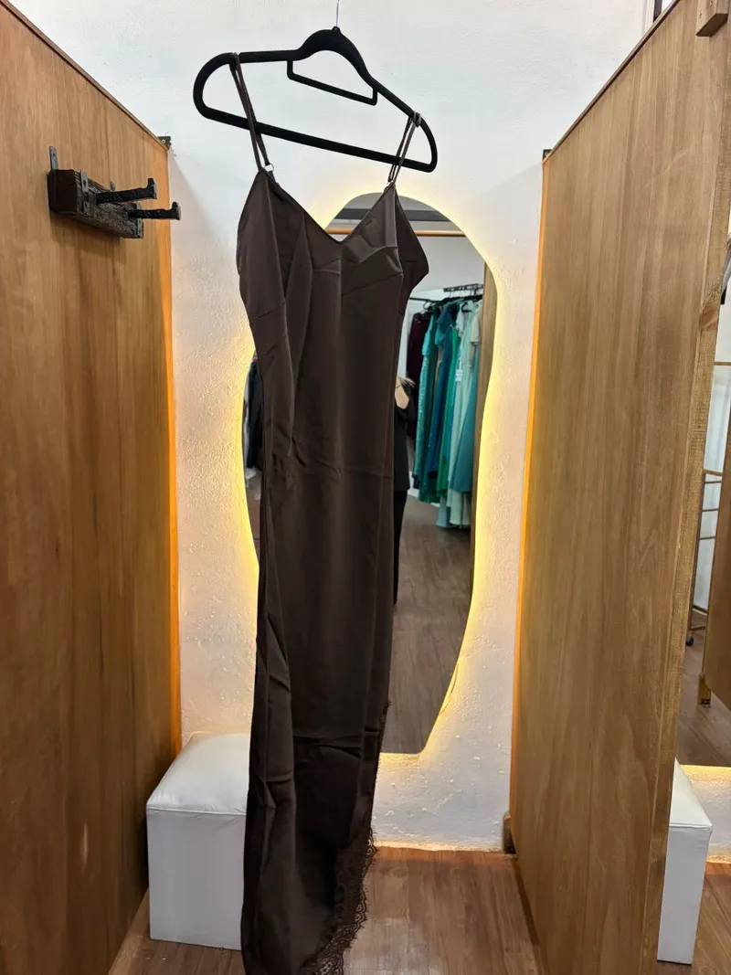 Vestido marron con encaje en pierna