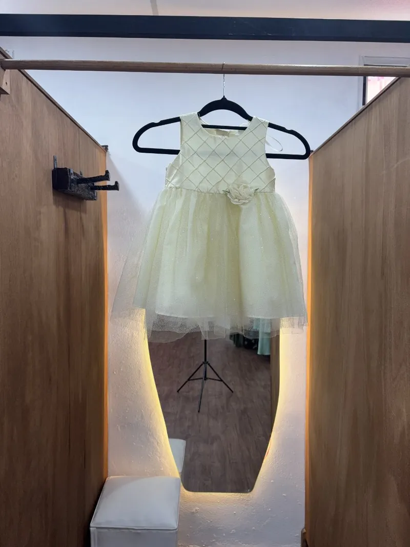 Vestido de niña amarillo con tul