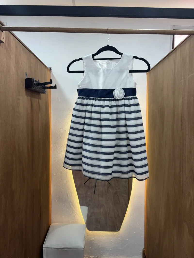 Vestido de niña blanco con rayas azules