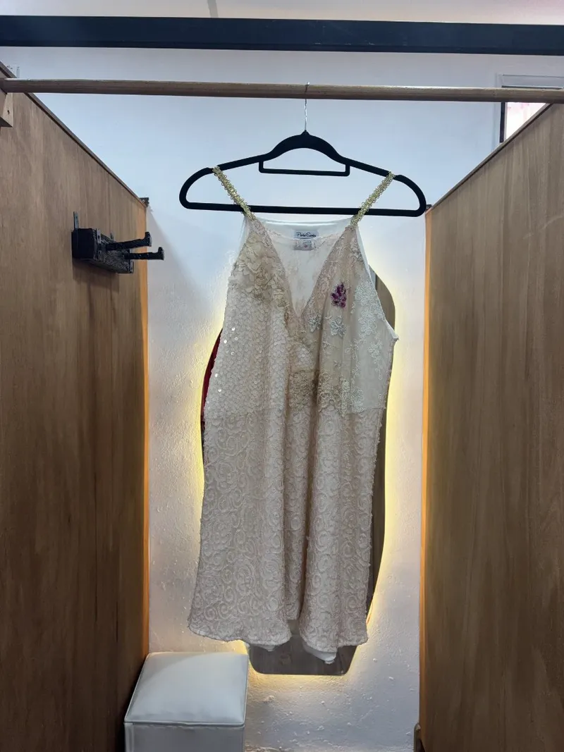 Vestido de niña beige