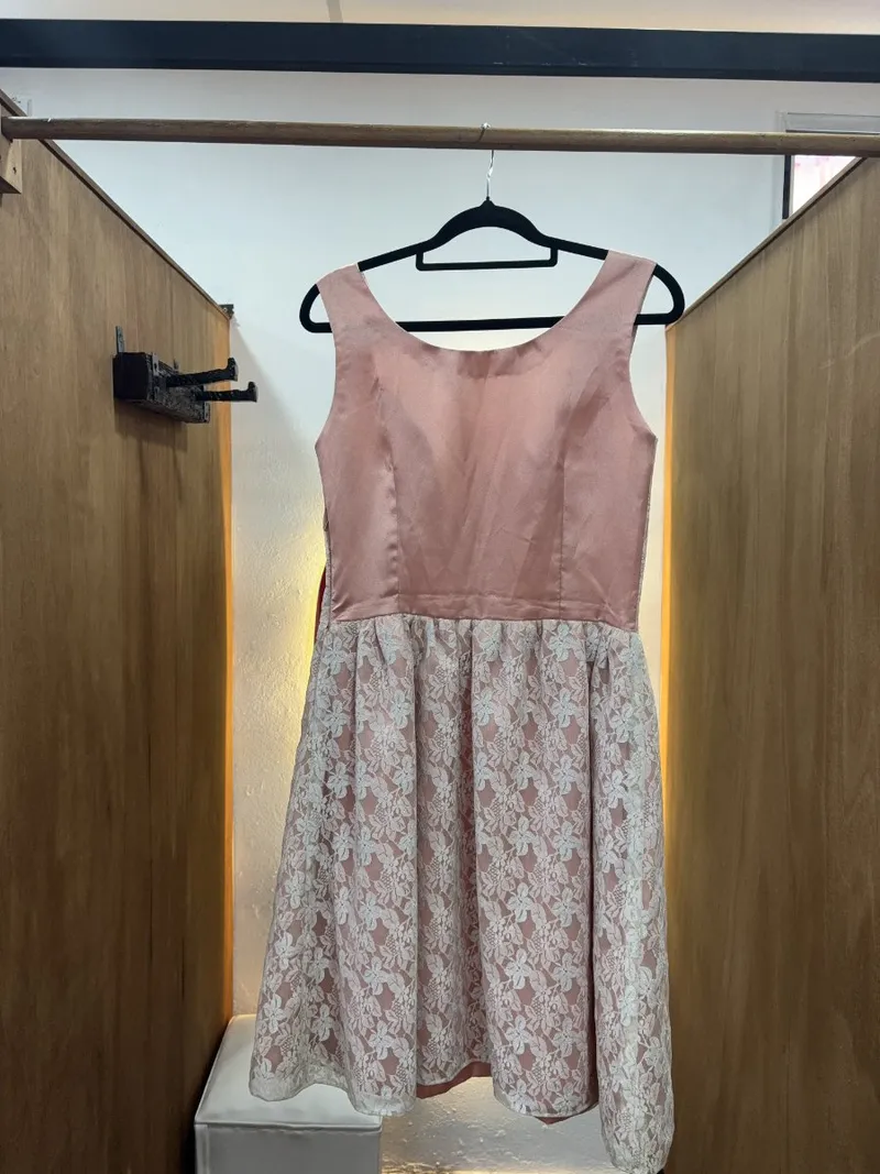 Vestido de niña rosa con bordado en la pollera