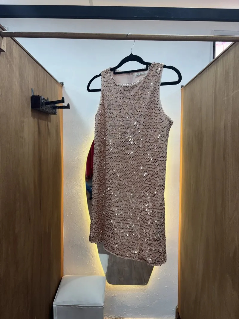 Vestido de niña rosado con lentejuelas