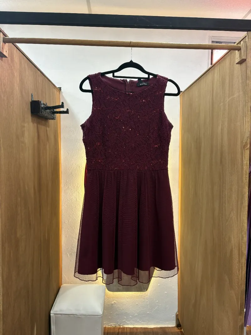Vestido de niña bordó