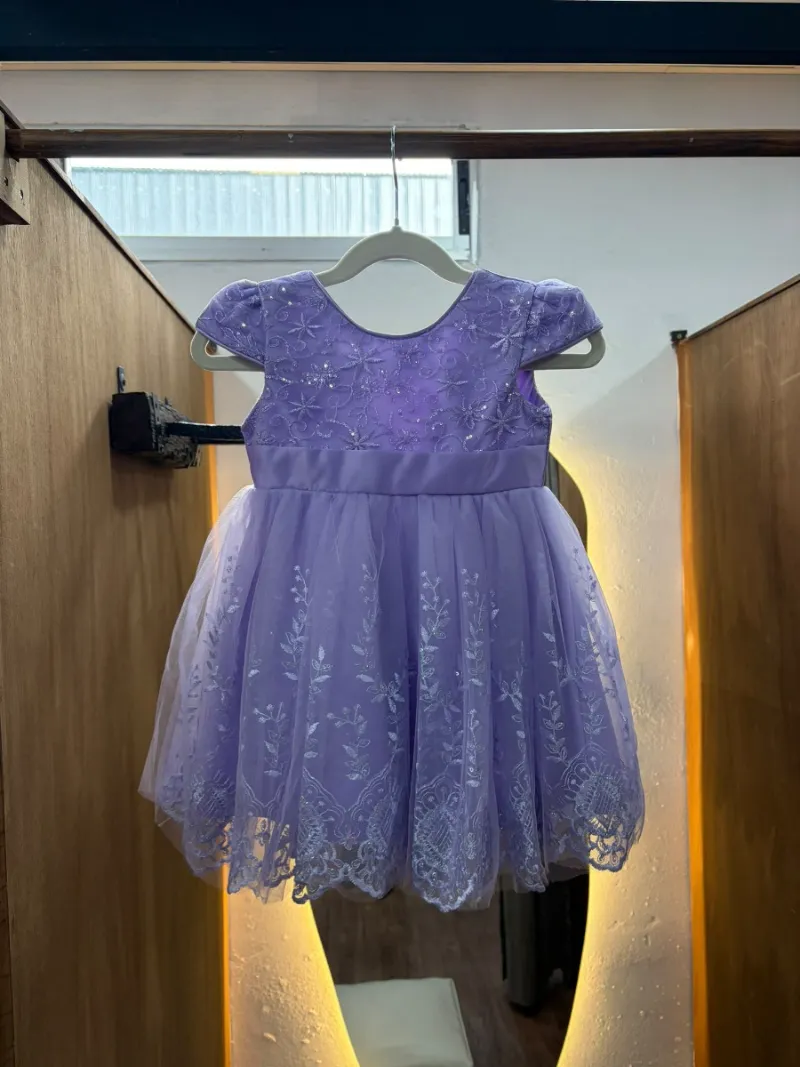 Vestido lila con moño