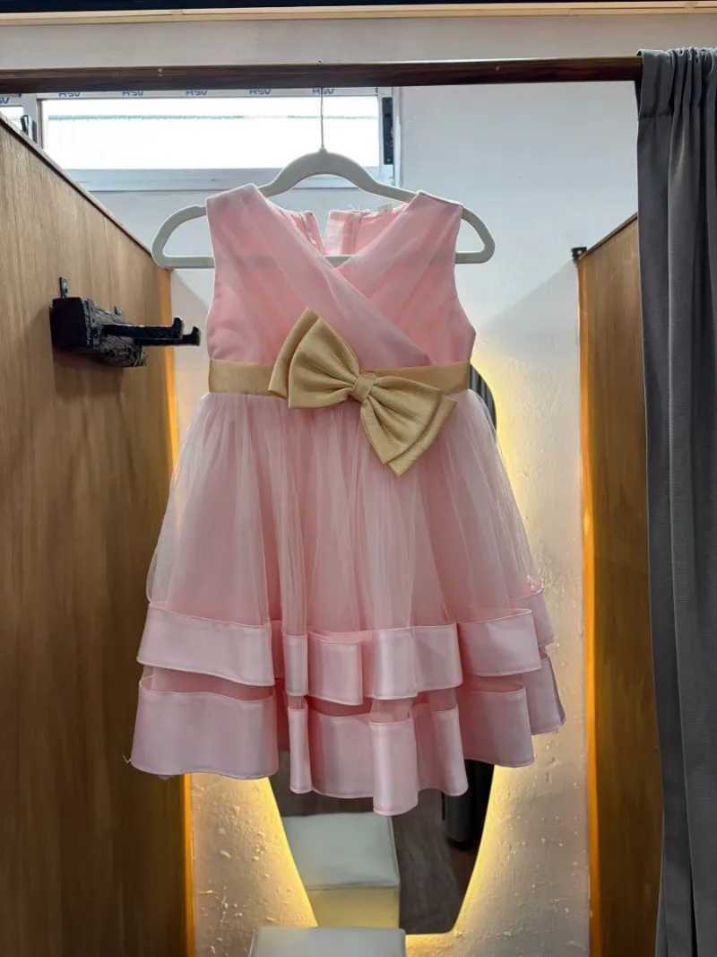 Vestido rosa con moña amarilla