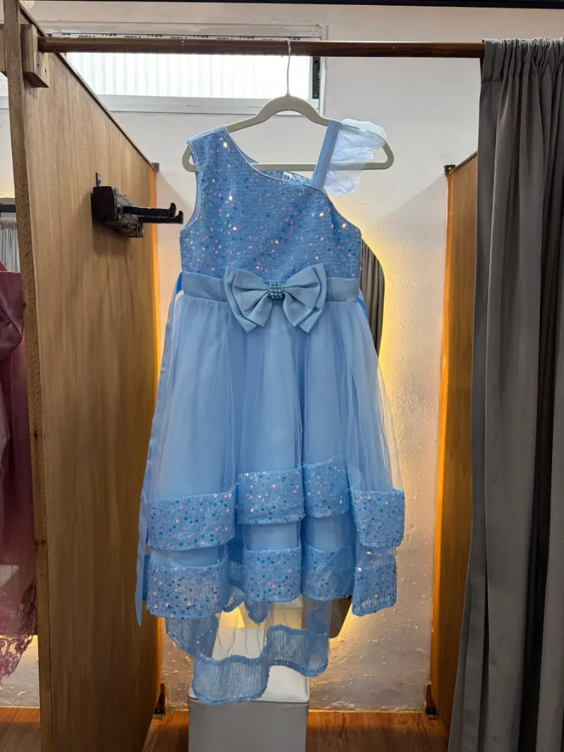 Vestido celeste de un hombro