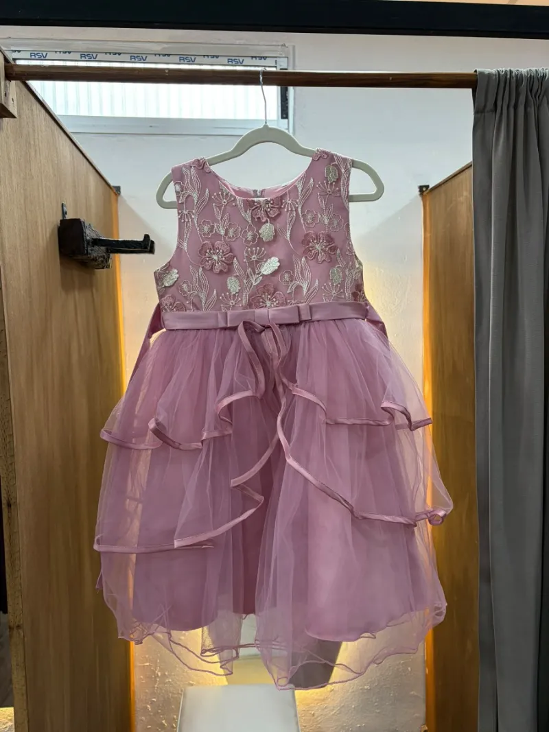 Vestido rosa con volados y moña