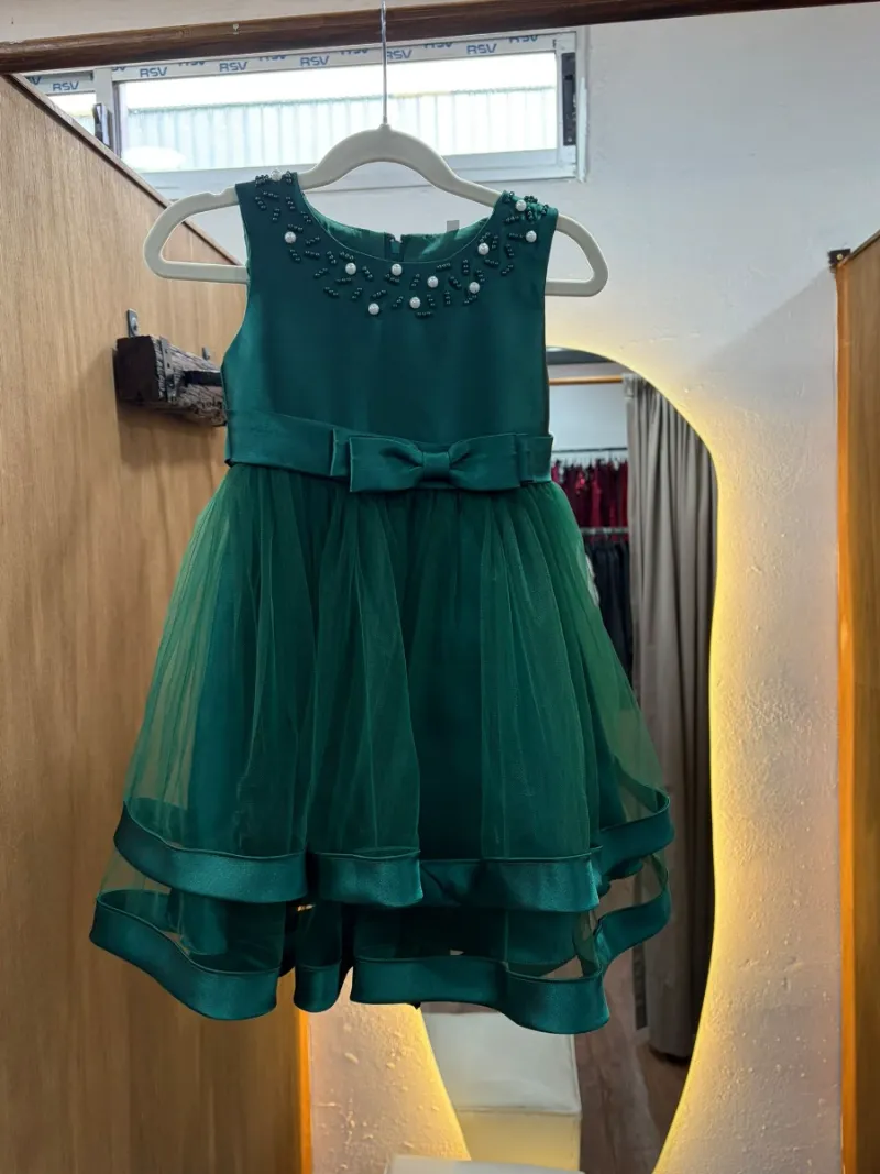 Vestido verde con moña y perlas
