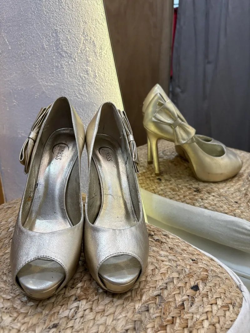 Zapato dorado con moña
