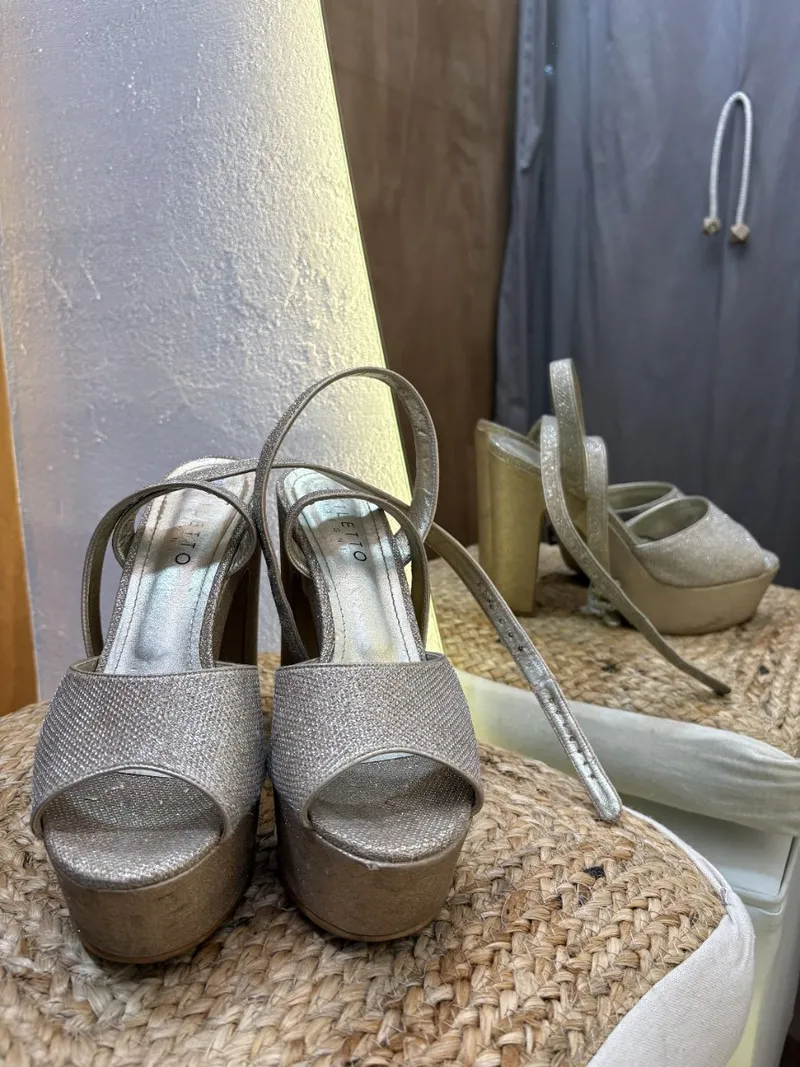 Zapato dorado con brillos