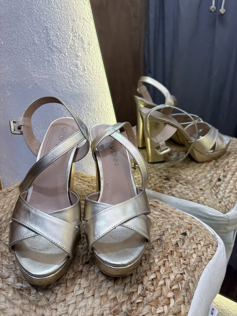 Zapato dorado (GABY WEINN)
