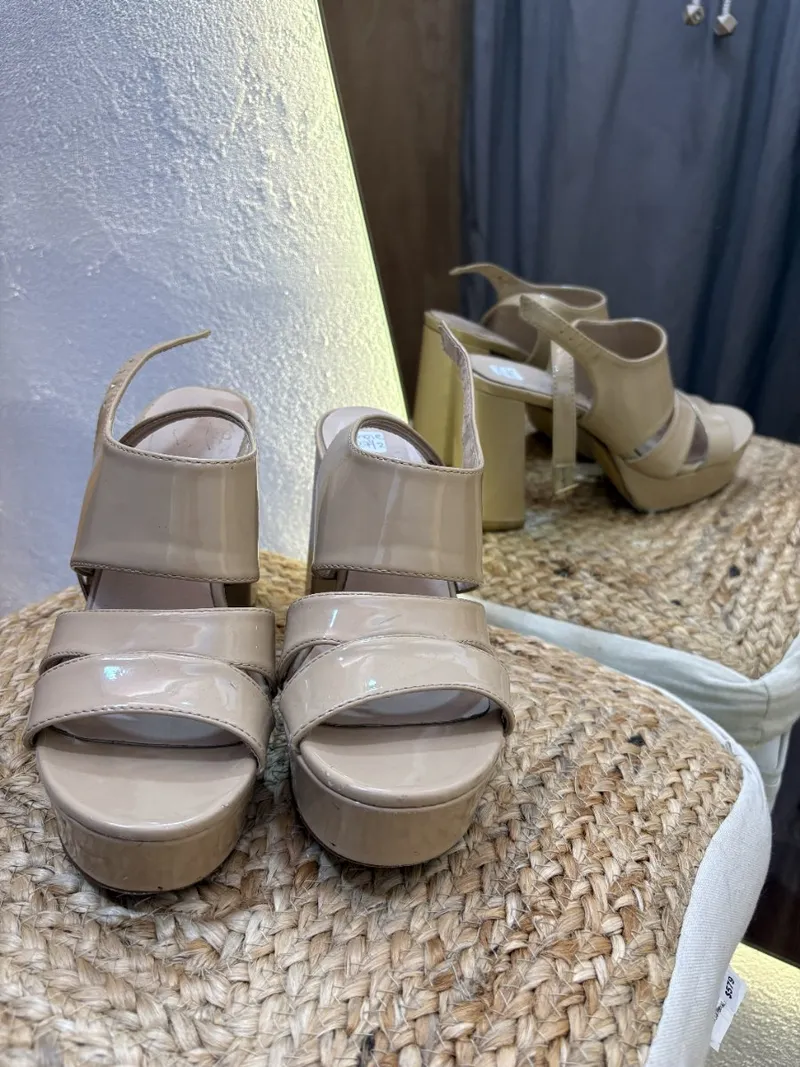 Zapato dorado con cinta superior ancha