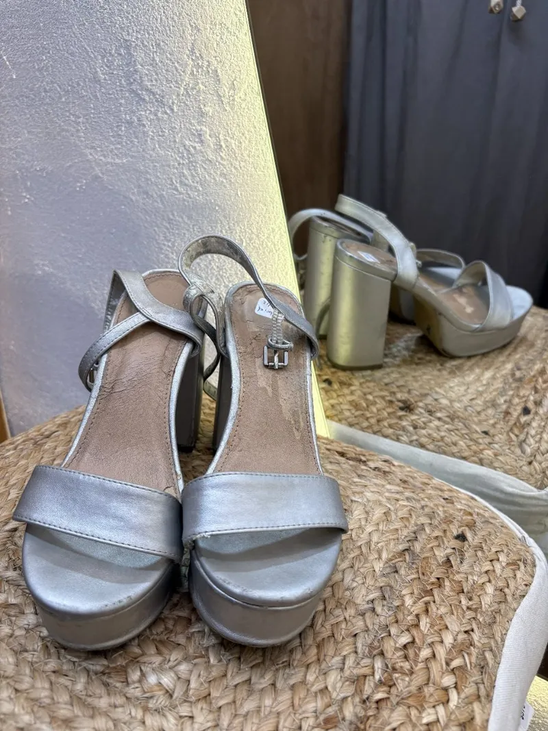 Zapato plateado con tobillera