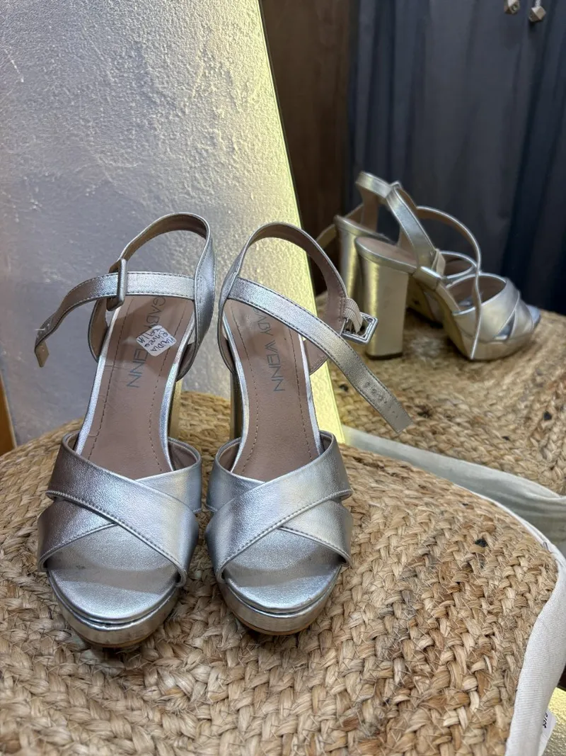 Zapato plateado (GABY WEINN)