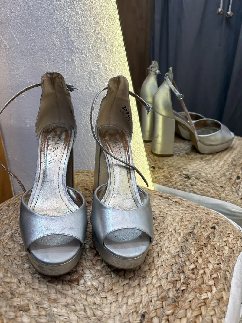 Zapato plateado con tobillera