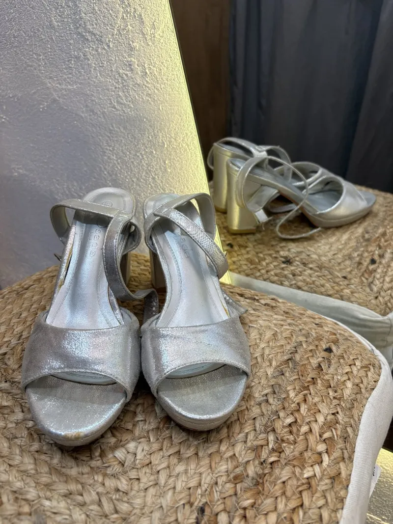 Zapato plateado con brillo
